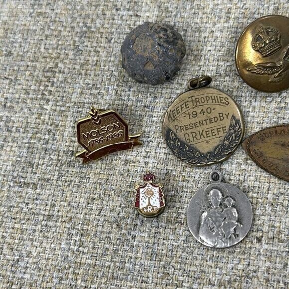 Small lot of antique medals, pins and more - Picture 2 of 3